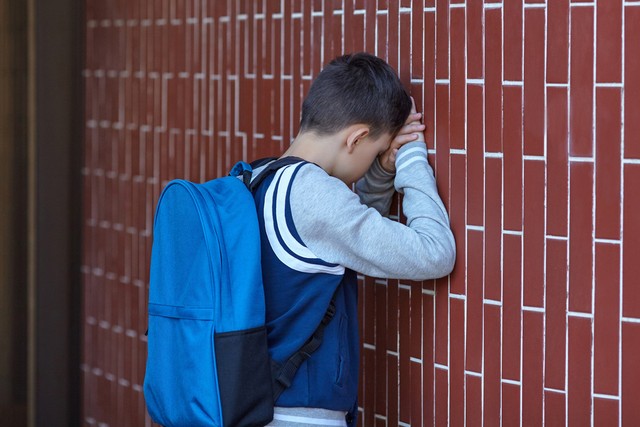 孩子经常被霸凌同学欺负，对方家长还很霸道，该怎么办?