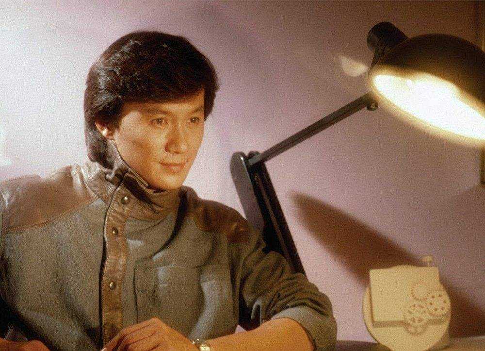 74歲的許冠傑看似輕鬆曬全家福！