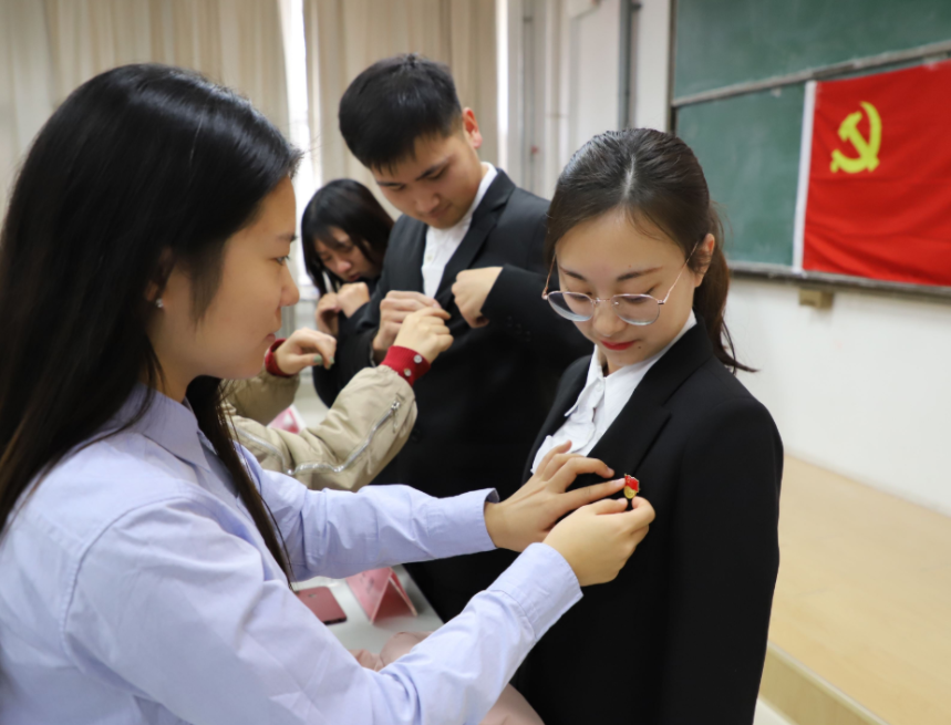 毕业后才明白，不适合考公务员的专业，大学生想进“体制内”很难