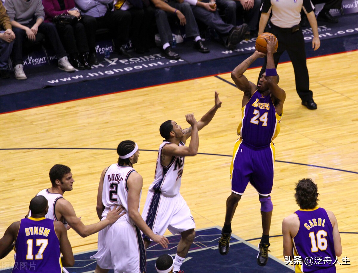 nba现在为什么都是投三分(NBA修改比赛规则，限制过多投三分球 库里小球时代结束 比赛更精彩)