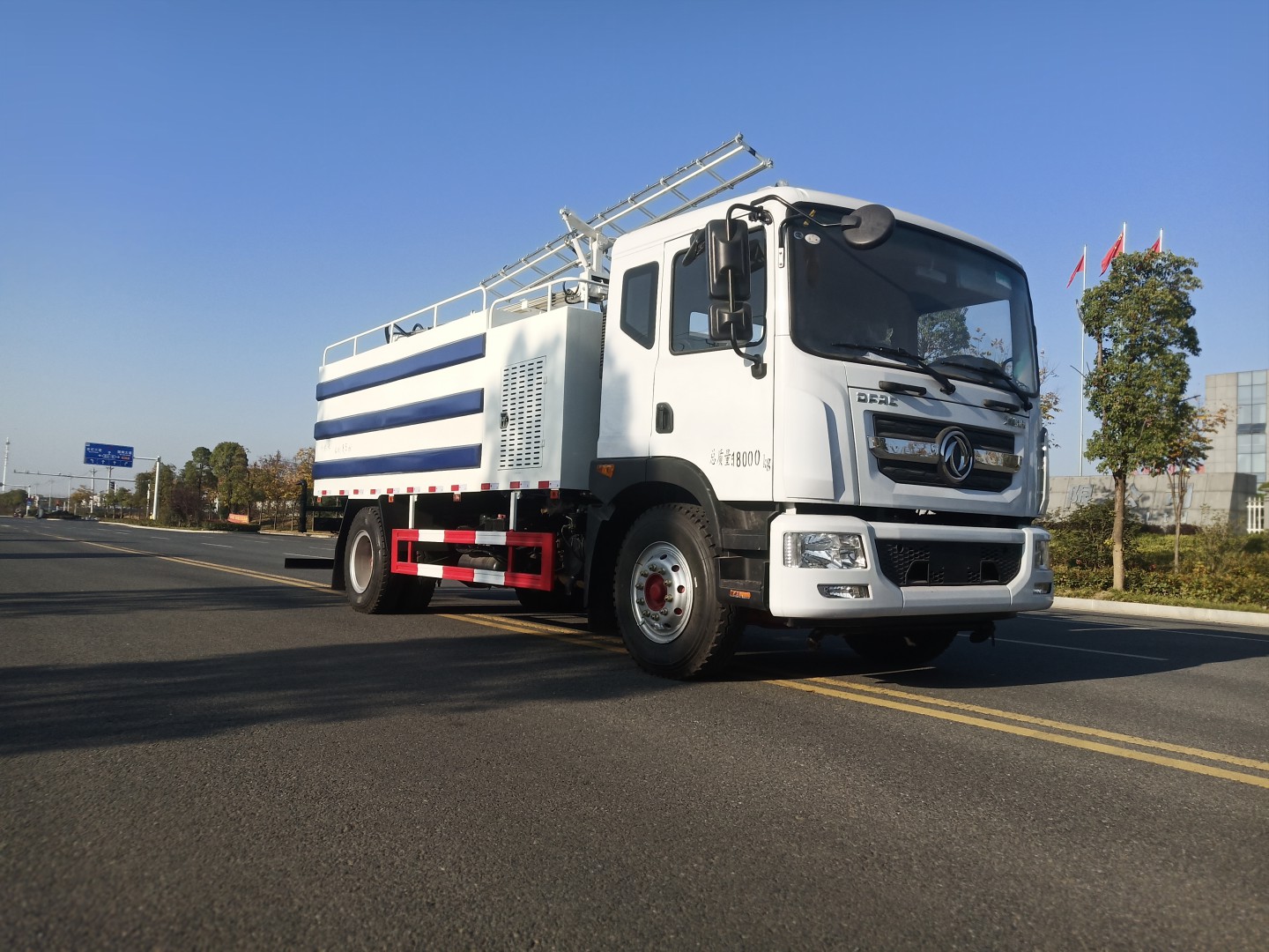 东风d9光伏板清洗车_10方多功能免征型太阳能板清洗车