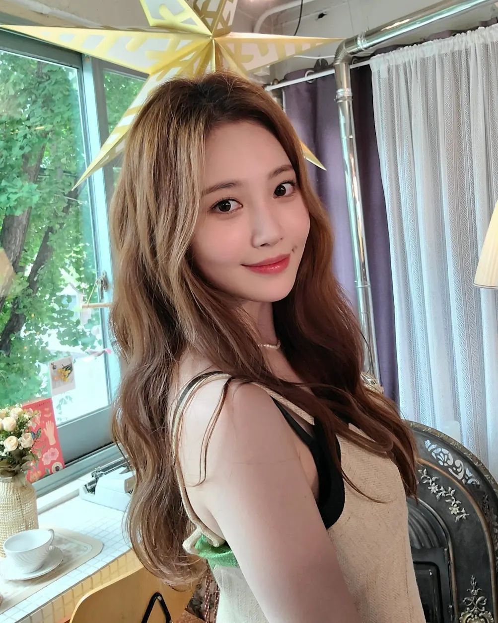 s型丰满身材30岁韩国女星金亚荣yura魅力四射的女团c位