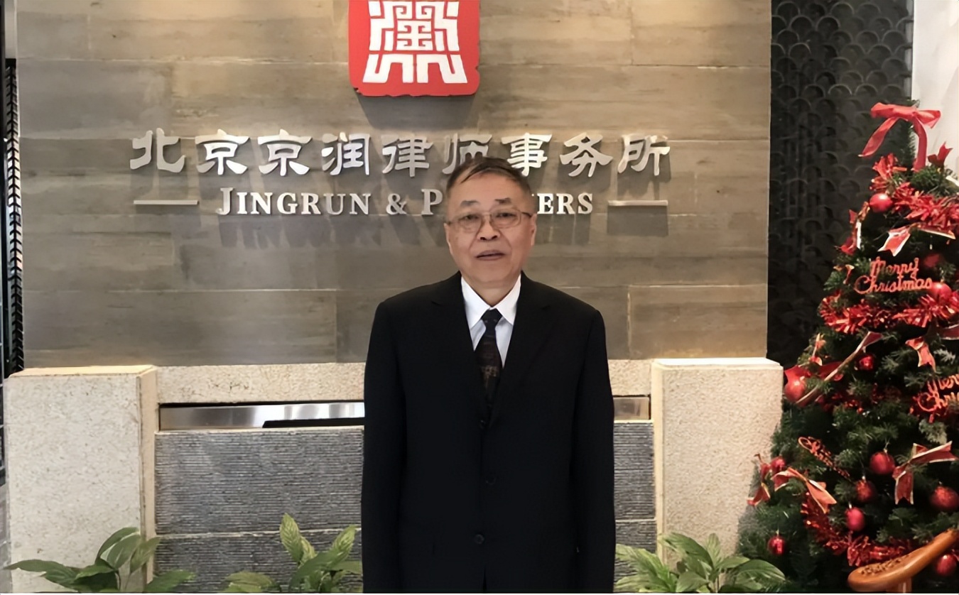 2019年，67岁大爷7次备战法考被人笑话，结果成功考过，当上律师