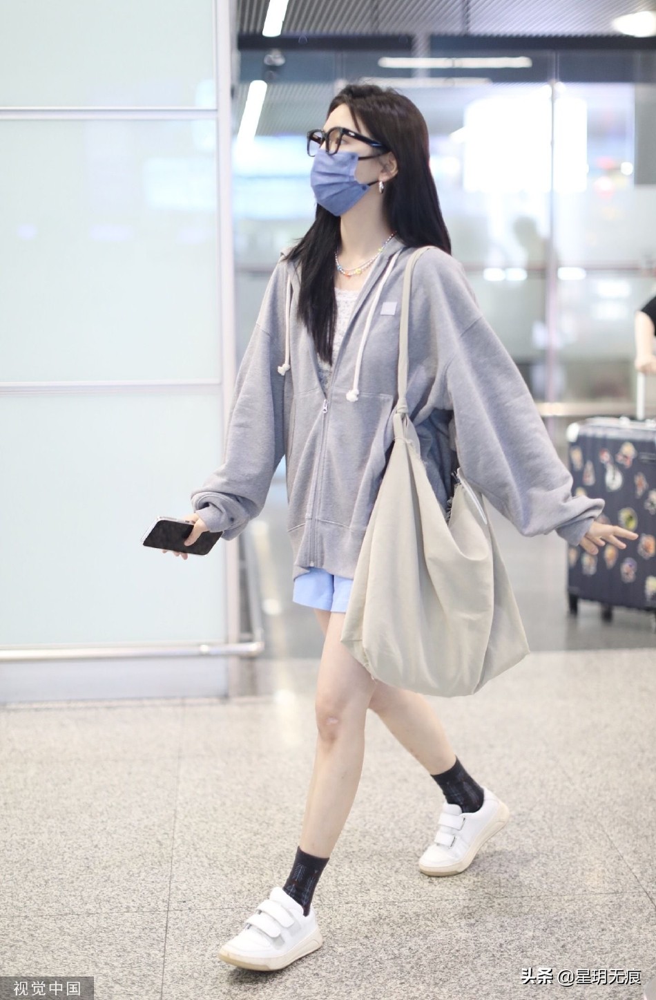 章若楠长发披肩现身机场 戴边框眼镜搭灰色外套休闲舒适