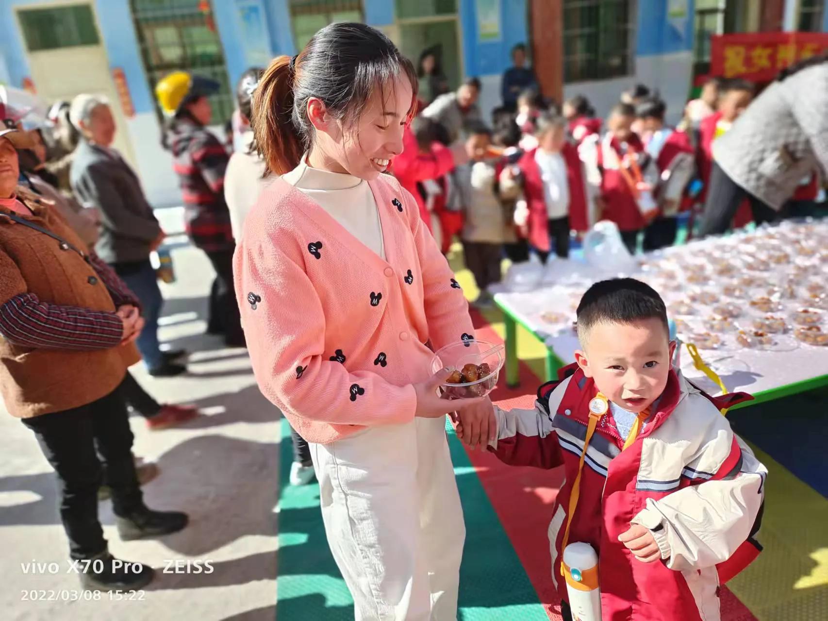 师幼携手做汤圆，送祝福——记麻塘山乡幼儿园三八妇女节活动