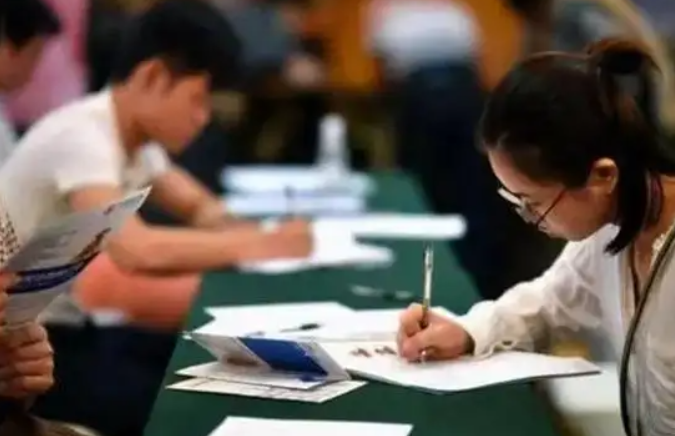“抱歉，超過35歲我們不要”，研究生求職被拒，HR的話現實又扎心