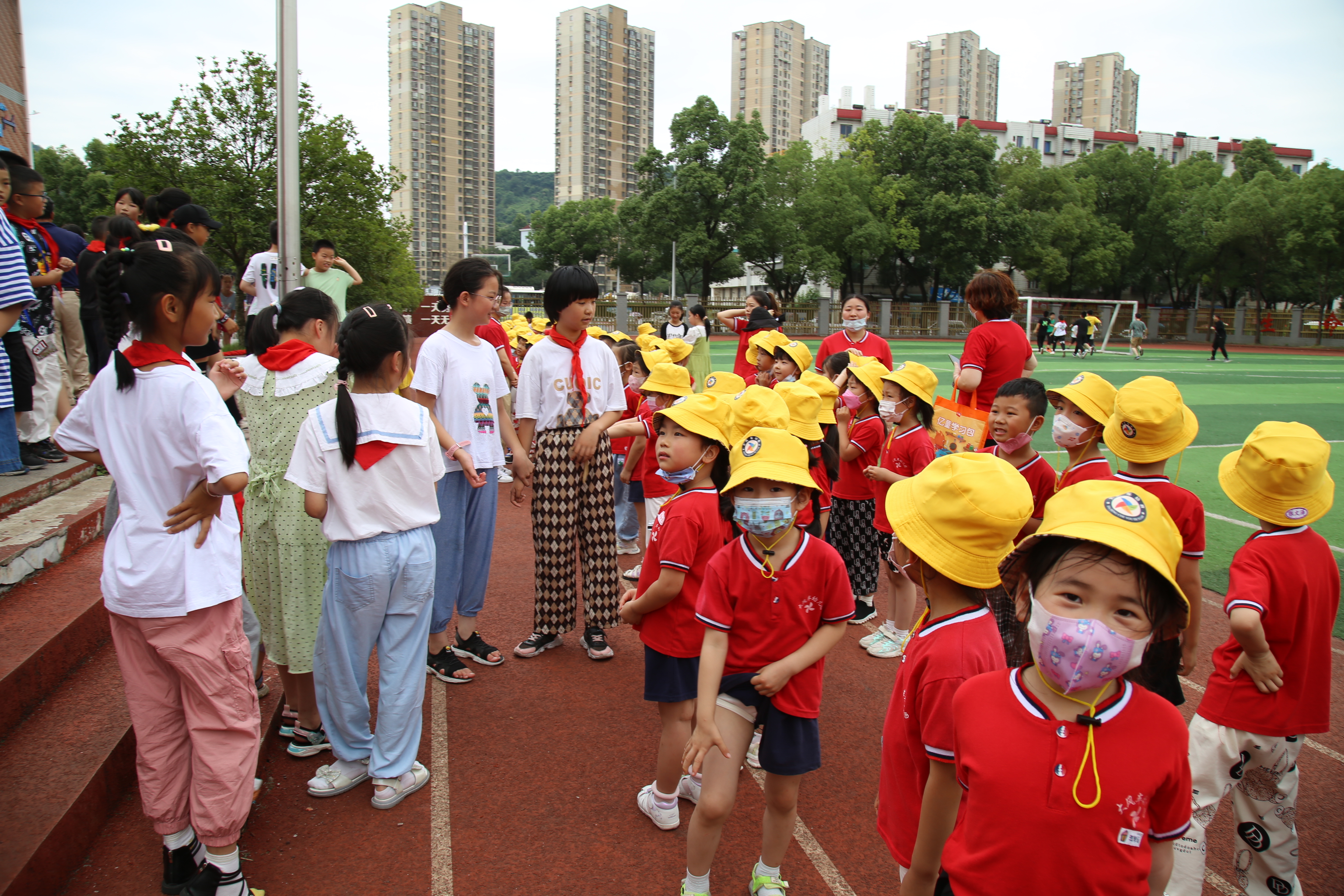 幼儿园孩子进东方红小学 体验小学生活