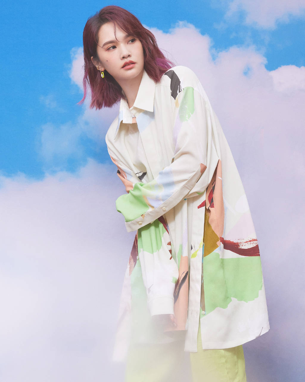杨丞琳朦胧云上写真曝光 着拼色长衬衫仙气飘逸