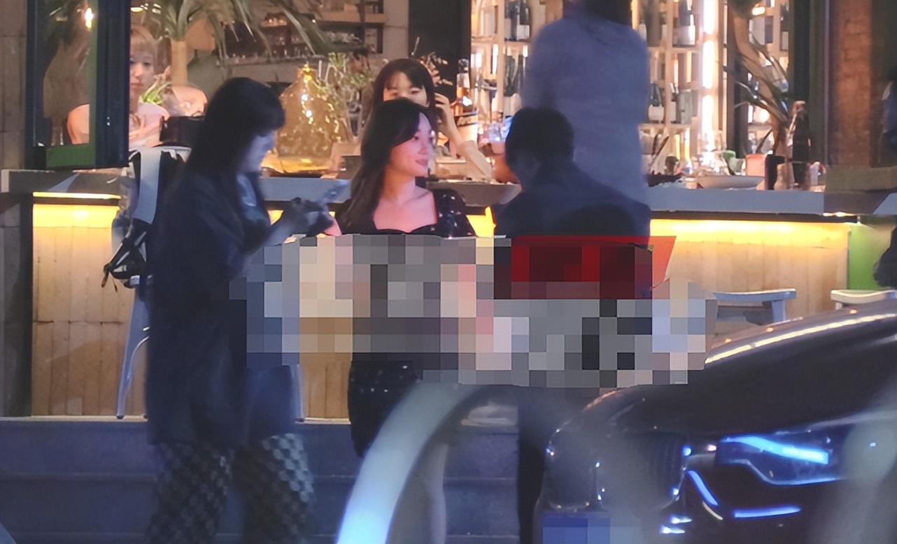 李小璐现身酒吧被批，穿着清凉露出大白腿，俩助理蹲地上为其穿鞋