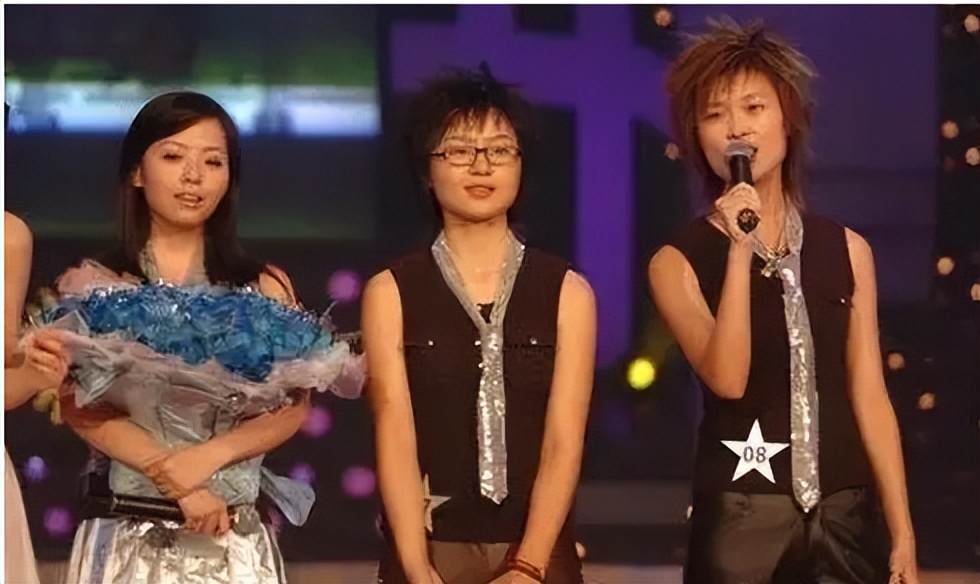 当了13年的赚钱工具，靠逼婚上位，张靓颖到底有多傻？