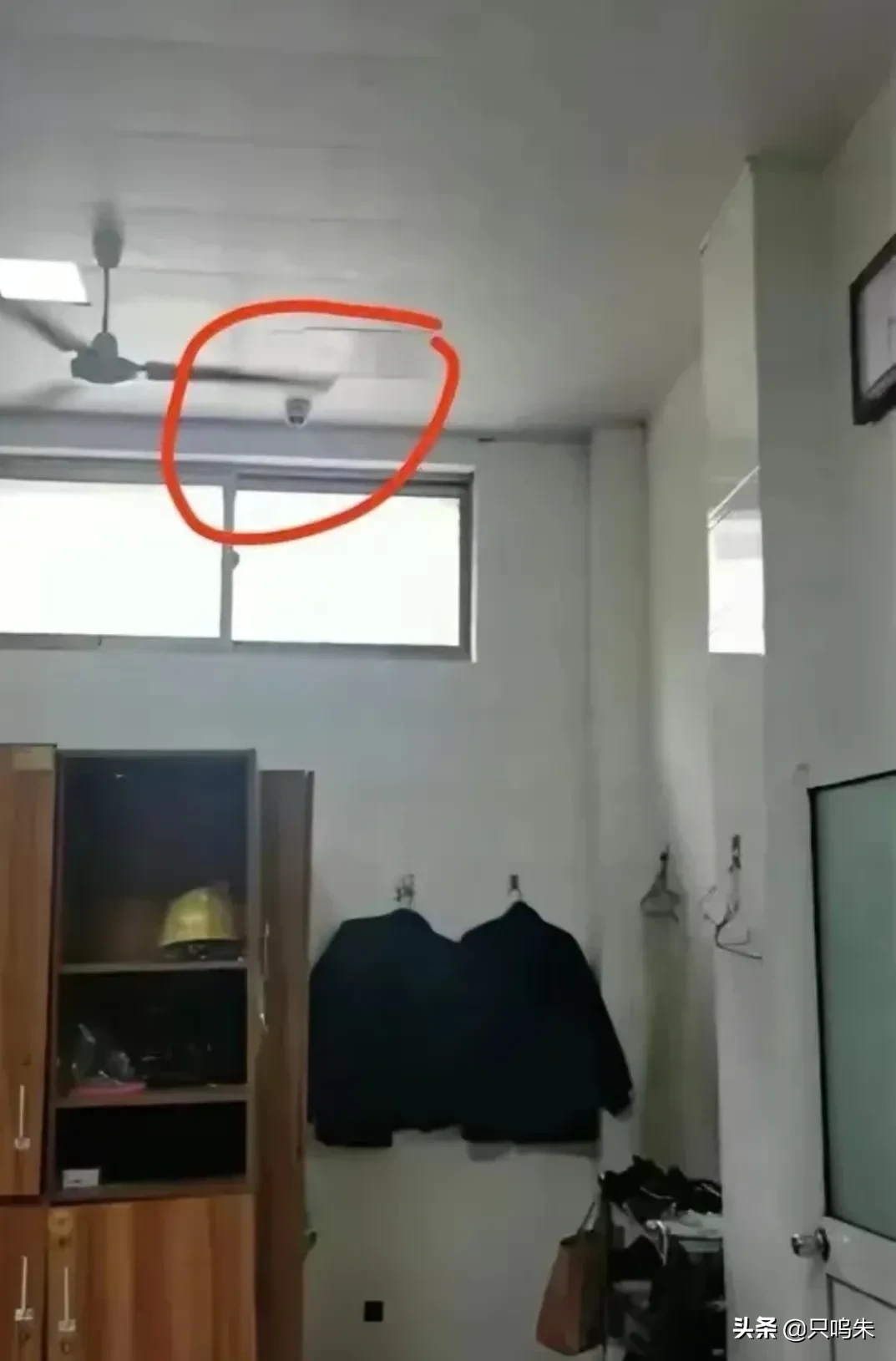 你们换衣服，看得清清楚楚，都被看光了,近日，江苏常州一公司的员工反映