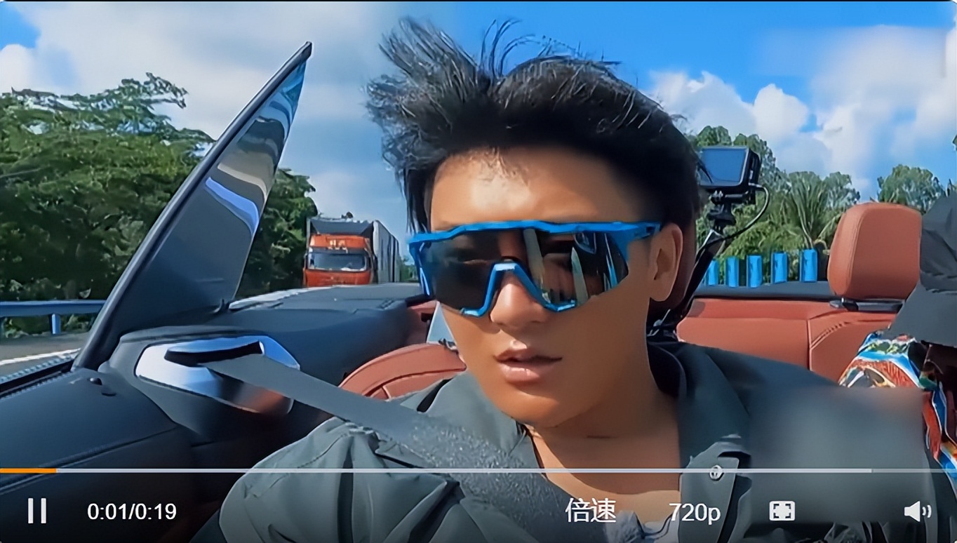 撞脸能有多尴尬！相似的脸却一个帅气一个“土气”，实在离谱