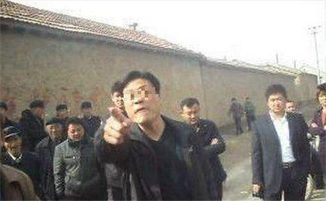 广东陆丰一黑社会落网记：出租车司机开车压死鸡，遭索赔180万