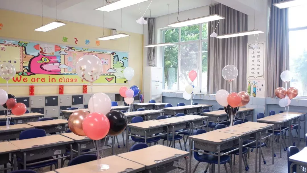 偶像谷爱凌、挑战擦皮鞋、一起向未来！成都开学第一天，太会玩了