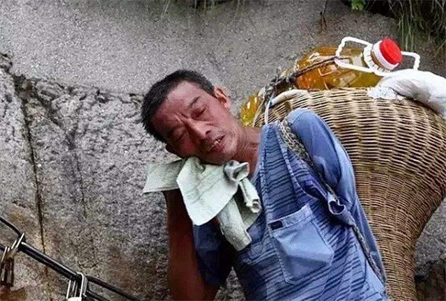 華山挑夫可能無人再接班：擔140斤走2公裡，賺的都是血汗錢