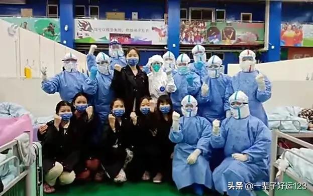 张玉霞律师接受媒体采访，谈志愿者是社区工作中不可或缺的力量