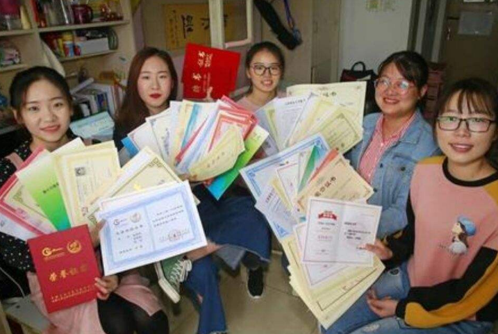 直招军官来了，不过大部分大学生是不够格的，被直接拦在门外