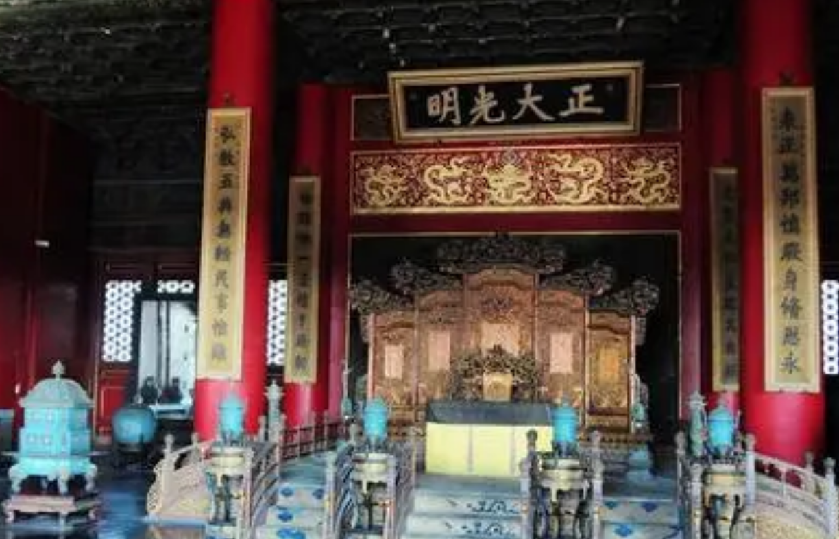 乾隆给英国国王写的信，在大英博物馆里有976个字，字迹荒谬可笑。
