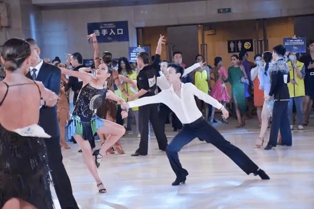 越南女老师与她的富二代学生未婚生子，如今有2娃生活幸福