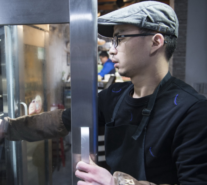 浙大“本硕连读”7年的学霸黄晓斌，医学院毕业后却转行卖面包