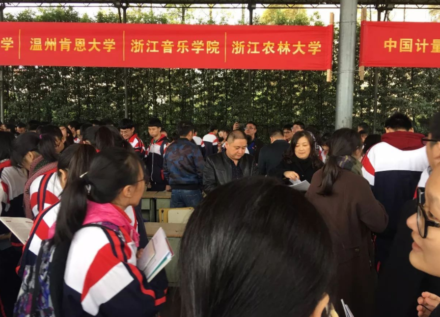 22年浙江首次高考已经结束，网友表示很羡慕，高考也有两次机会？