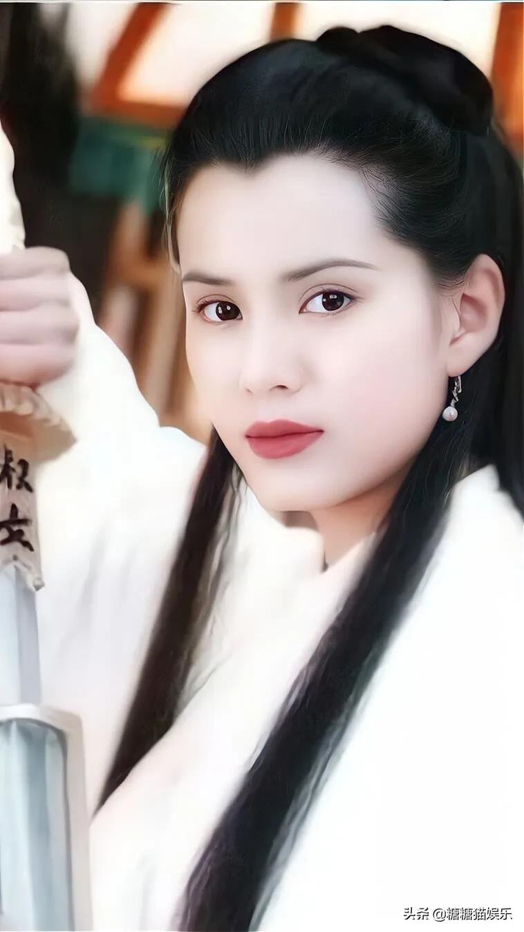 当李若彤遇到刘亦菲时，两大女神，谁的小龙女更美一筹？