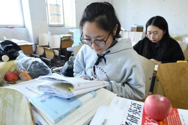 不用参加统考，也能拿教师资格证的师范生，入编的机会反而更大