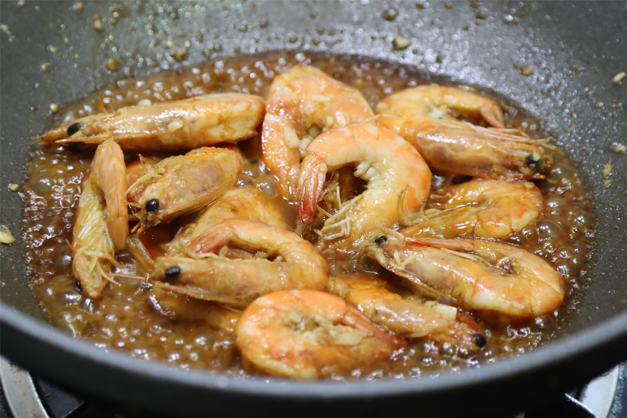 這才是油燜大蝦的家常做法，簡單方便，不用油炸，好吃入味肉鮮香