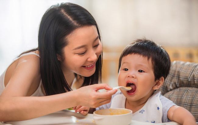 不同年龄的婴儿应该如何喂养辅食呢？建议收藏