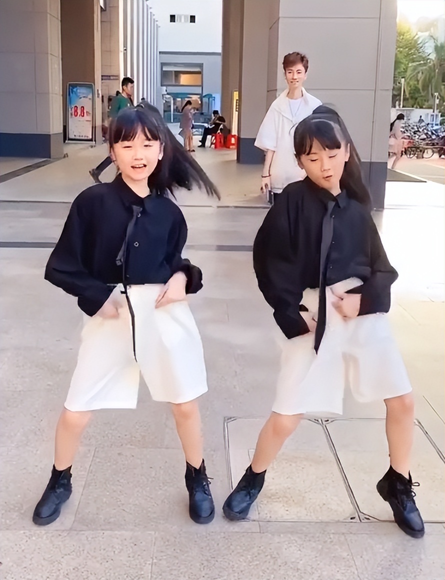 全网最默契姐妹花：“复制粘贴”双胞胎，自学跳舞圈粉1600万