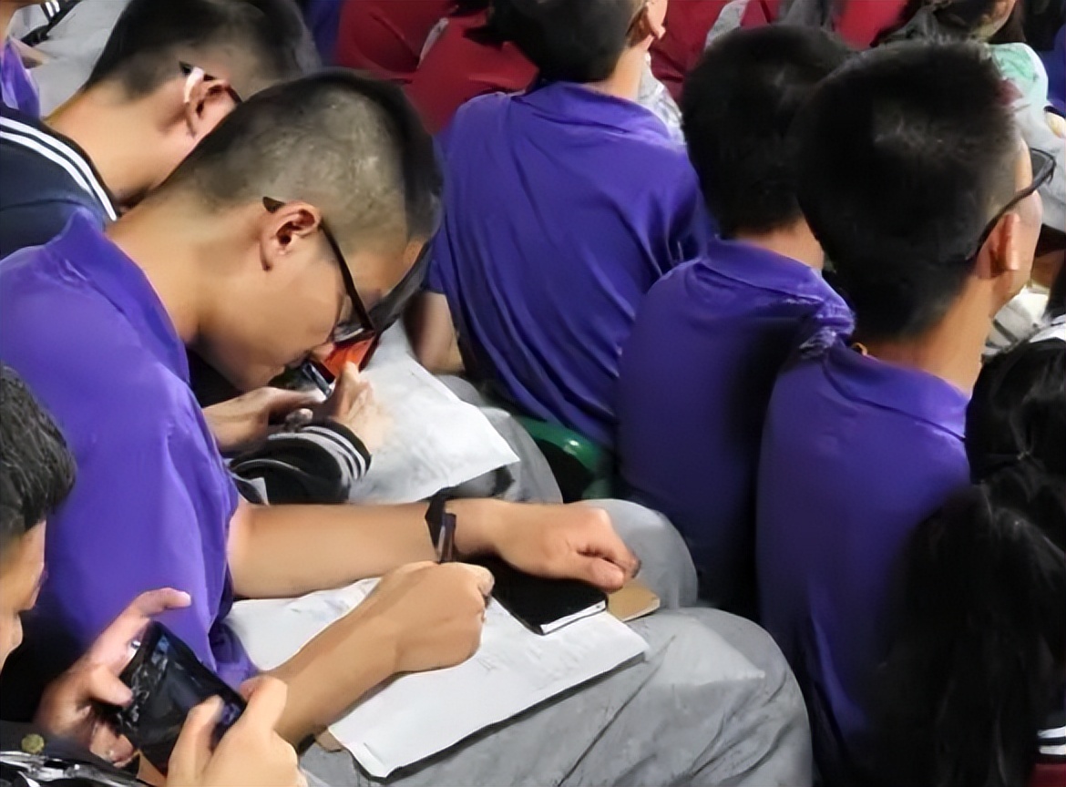 大学生写的“鲸落字体”火了，独特可爱又唯美，深受不少学生喜欢