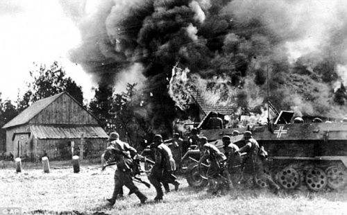 德军入侵苏联的真实场景，平民被当靶子女人被丢进士兵堆，战争片
