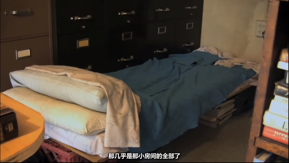 老头看到黑丝狂拍，却没人敢白眼！被封街拍之神的他，名震时尚圈