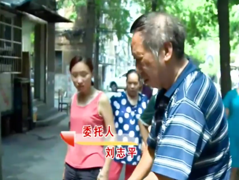 老人将房子给外甥女，瘫痪后求当老板的女儿养老，女儿：不认识他