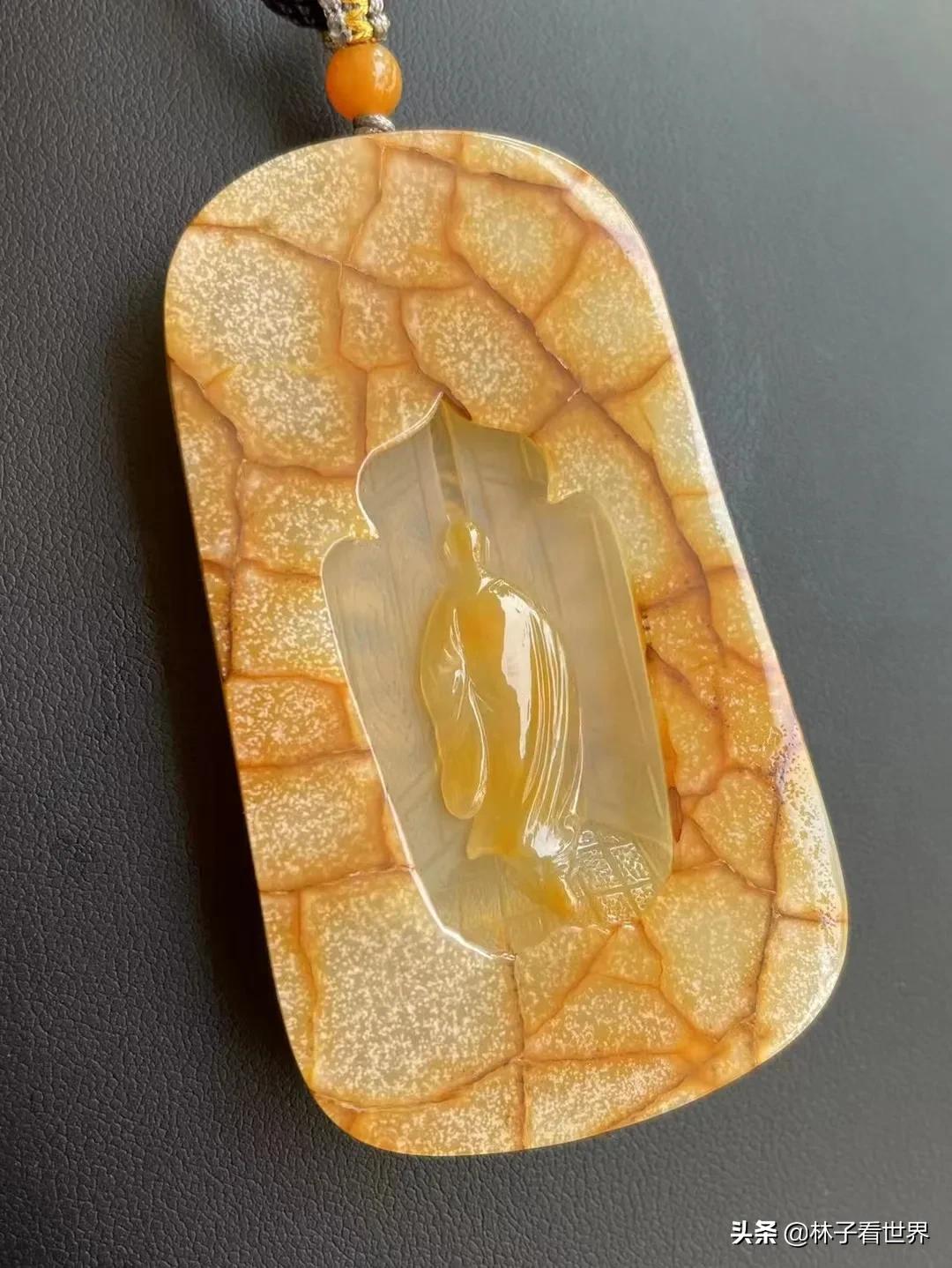 但它也具备黄龙玉身上的所有优点,好的哥窑纹色黄润透,纹理清晰又不失