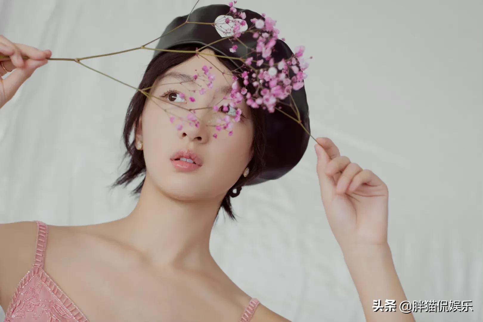 周冬雨一身粉色长裙化身美丽小天鹅，虽然不惊艳却很耐看