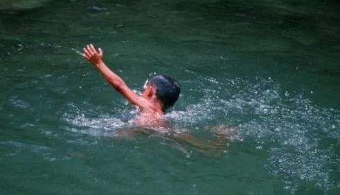 长沙28岁男子深夜遭遇水怪，有手有脚似婴儿，专家得知捧腹大笑