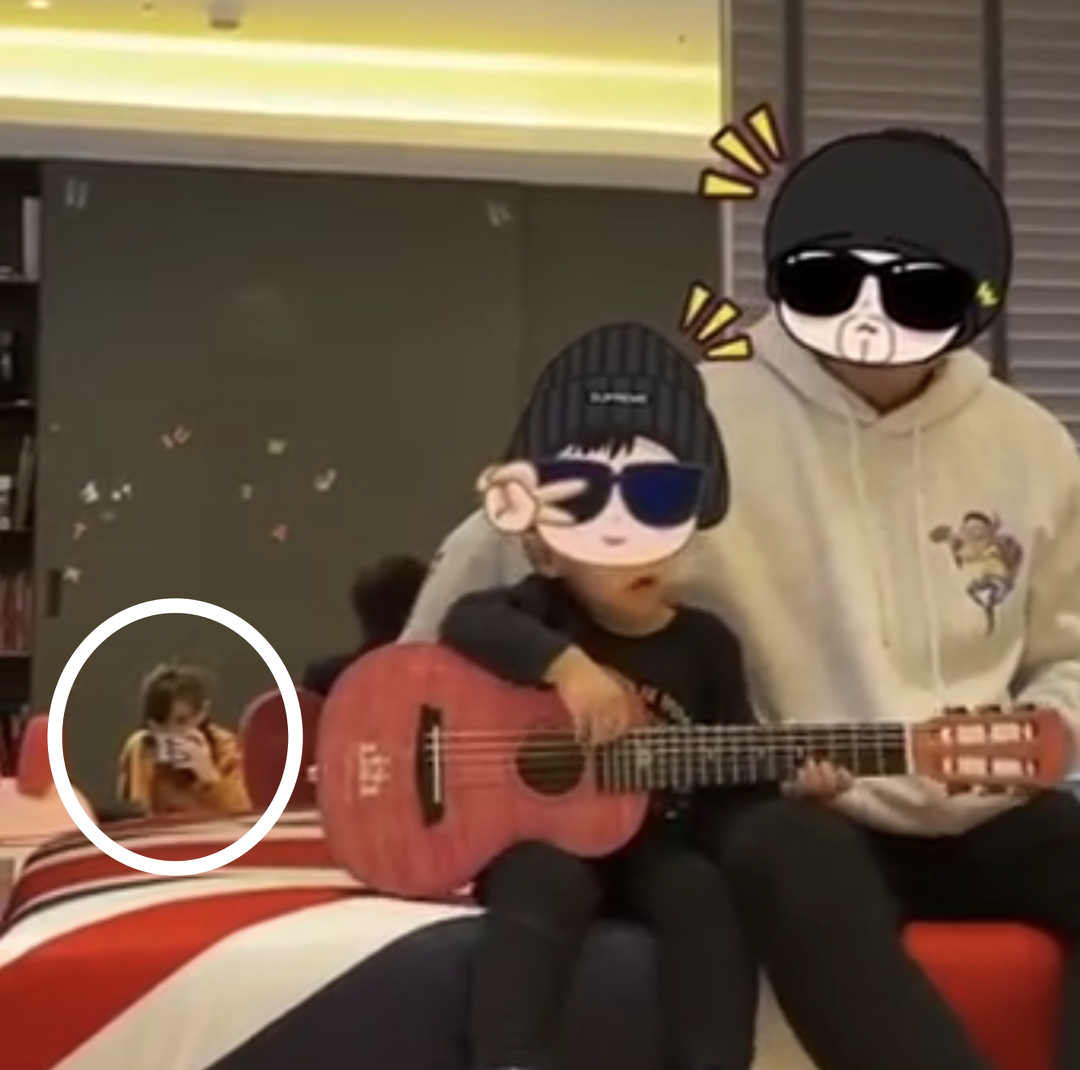 昆凌晒六个月孕肚照，穿风衣巧遮腹部，素颜清纯婚戒抢镜