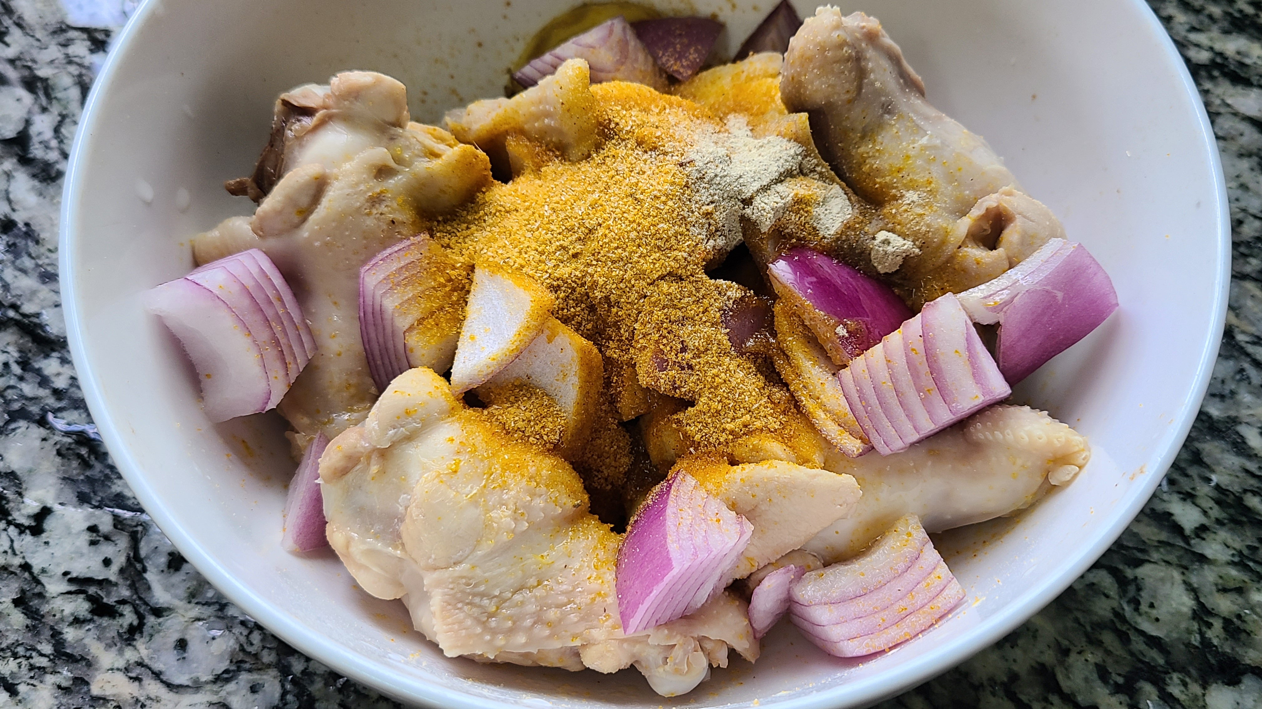 盐焗鸡腿在广东出了名，老厨师教你特色做法，好吃又入味