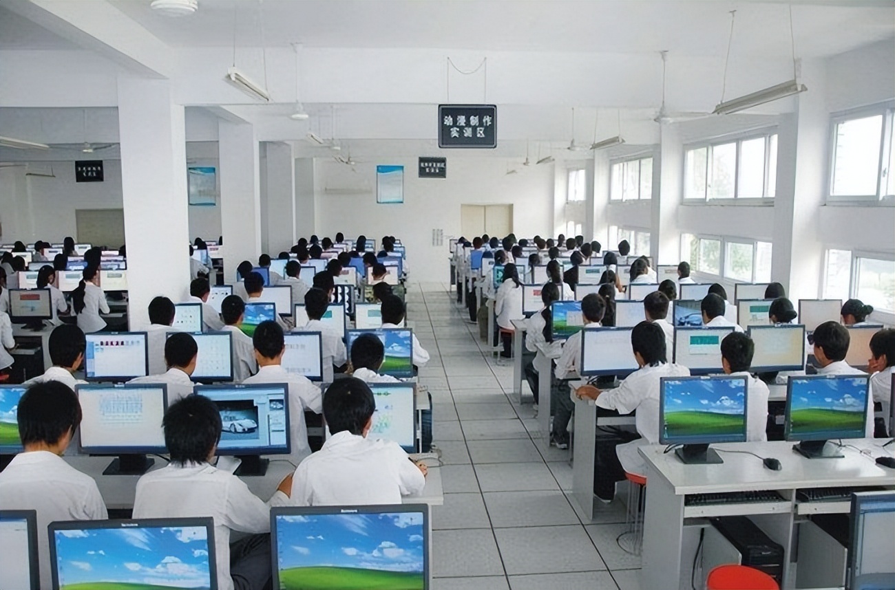 2022年女孩子比较适合读的专业