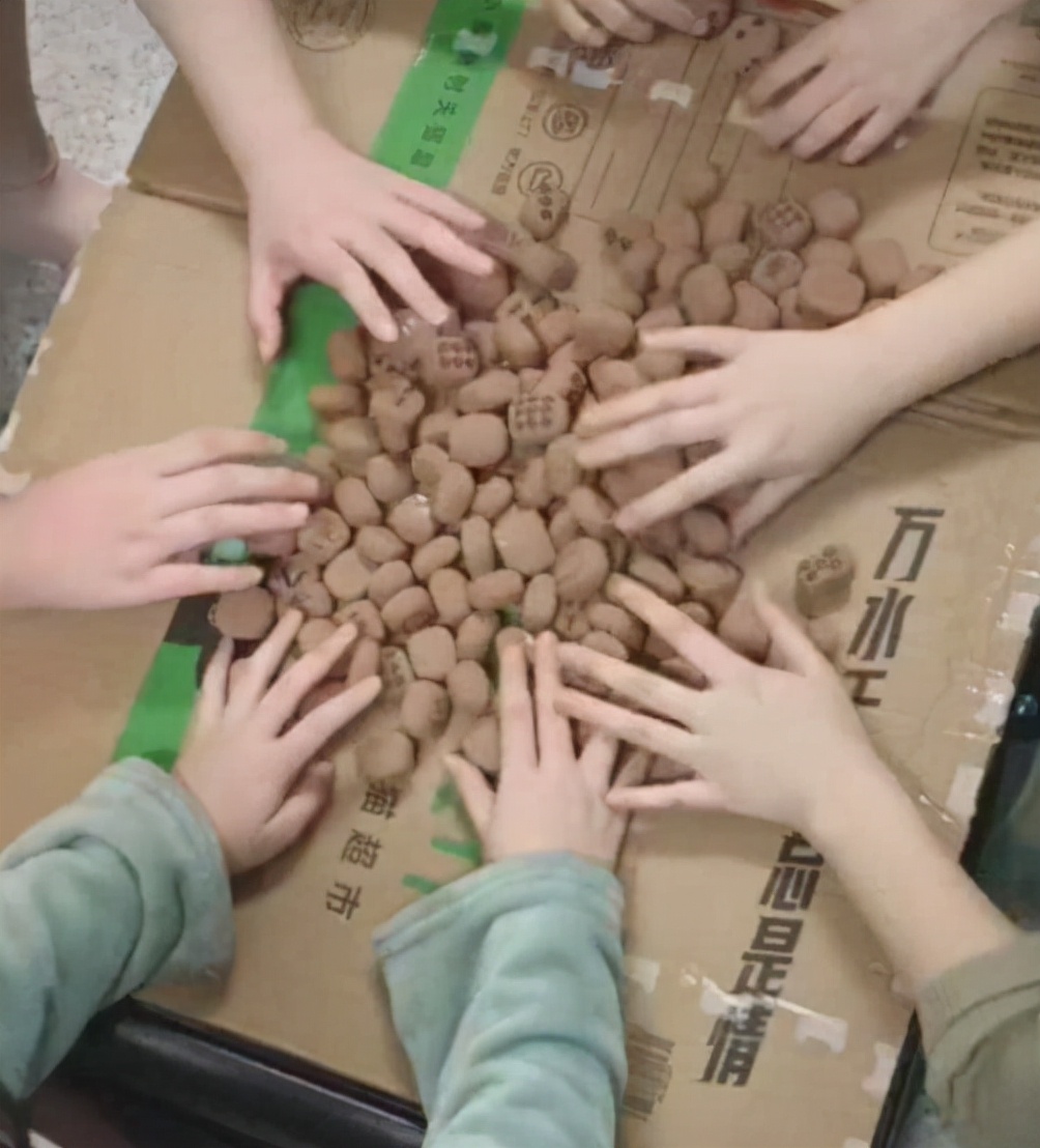 大学生封校有多闲？宿舍里面和泥做麻将引热议，这真是给憋坏了