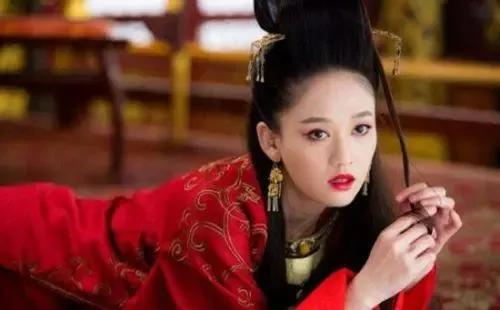 你觉得东方不败哪个打扮最好看？