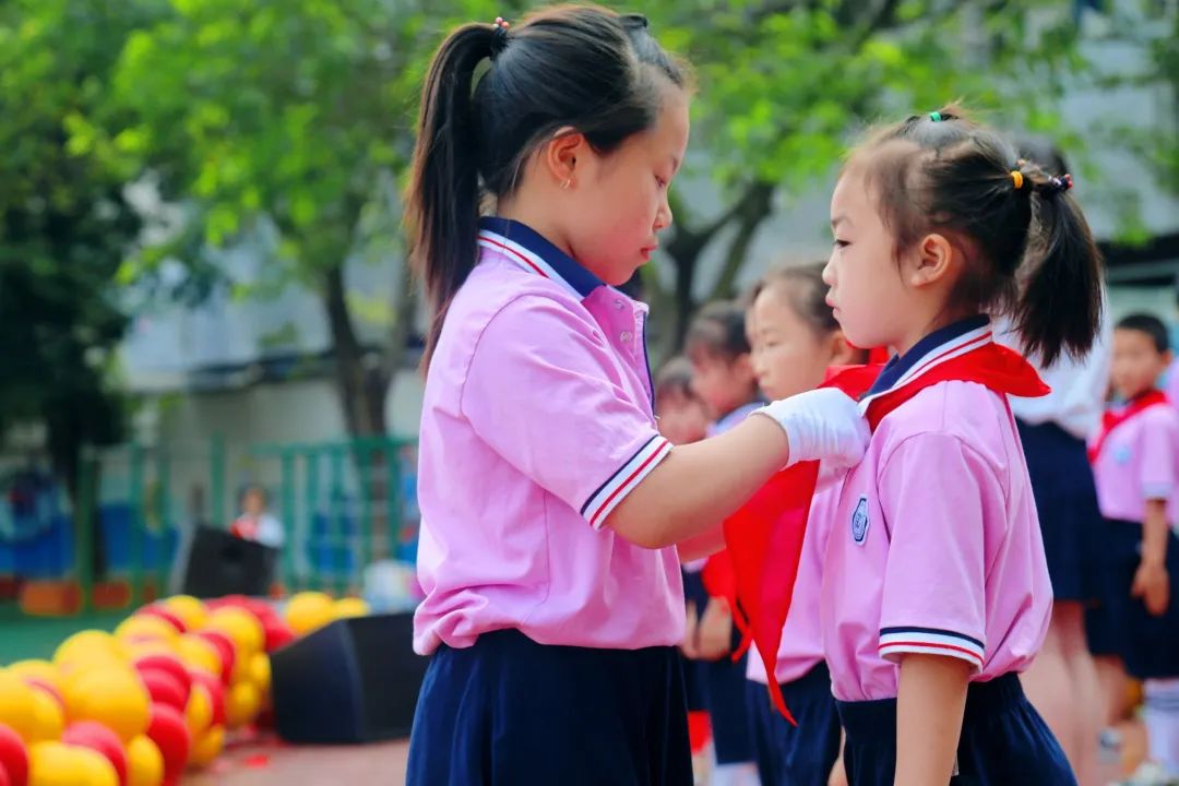 四川天府新区新兴小学举行2022年第一批新队员入队仪式