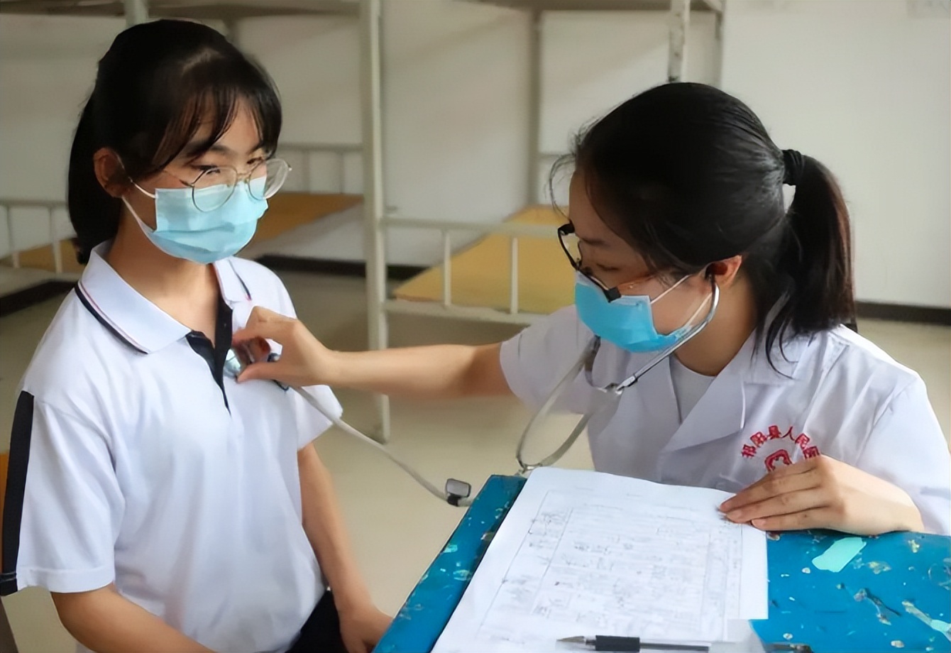 高考体检要求“脱光光”？学生表示难以接受，医生：我们也不接受