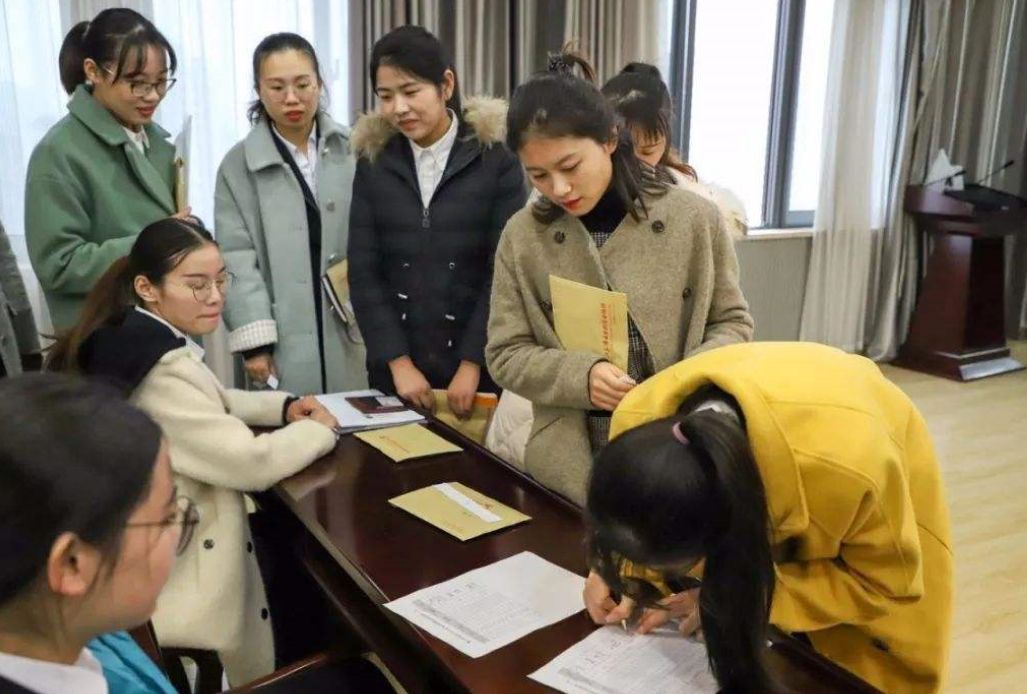 没钱、没背景、没人脉：农村出身的“三无”大学生如何翻身？