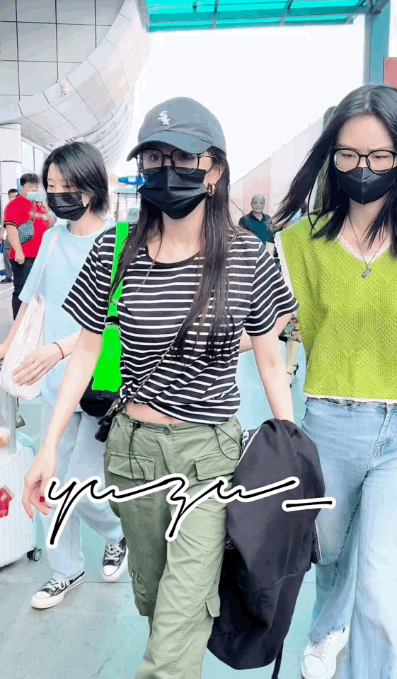 杨幂私服炸街来了 果然是时尚女王 一出就是名场面