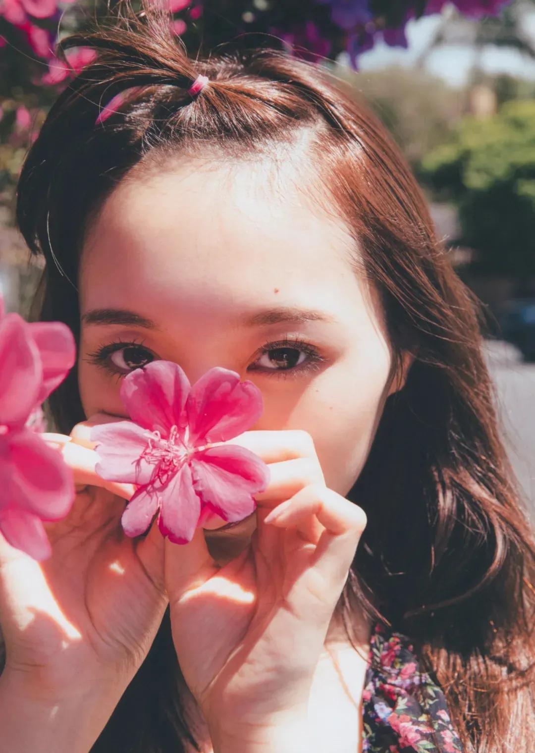 梅泽美波 1st新写真集，化身“吃货”花仙子