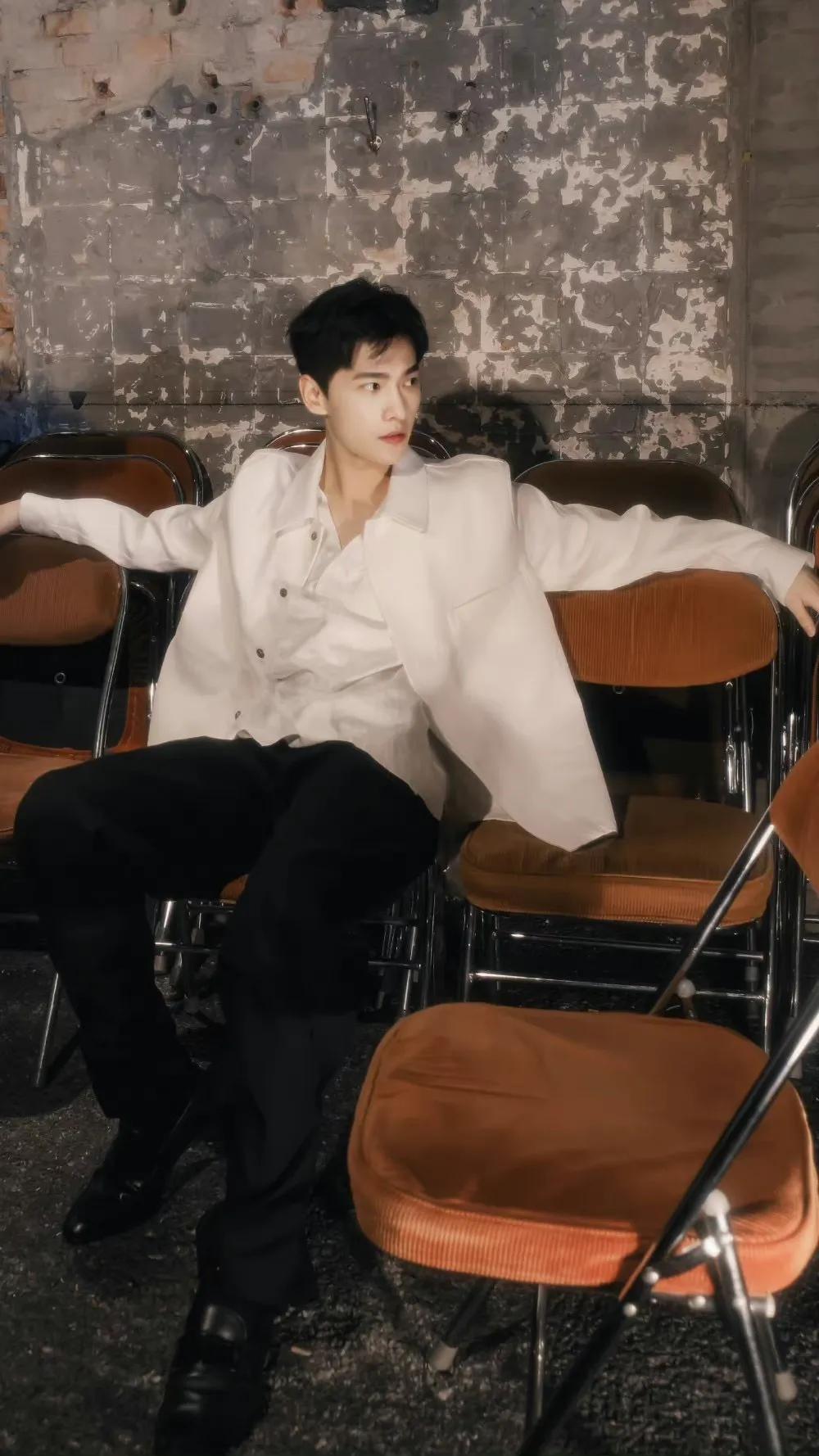 杨洋杨洋 西装侧颜杀