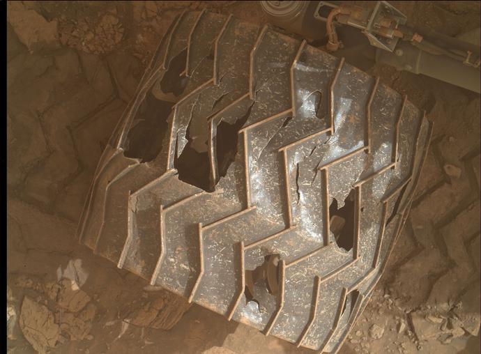 NASA毅力号遇到麻烦了，一块石头牢牢卡在轮子上，甩都甩不掉