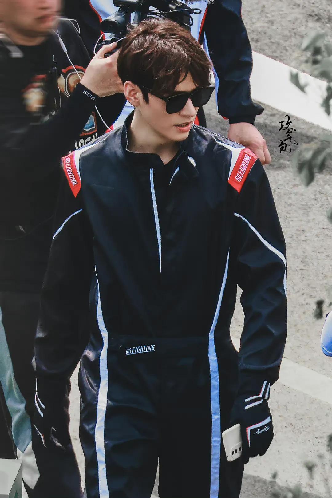 综艺《极限挑战》横店路透中帅气的龚俊